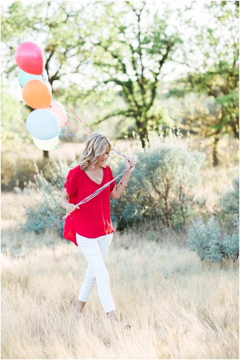 senior session with balloons